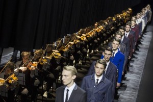 MOMENTO. Con una gran presencia de violines y otros instrumentos de cuerda, el conjunto enton