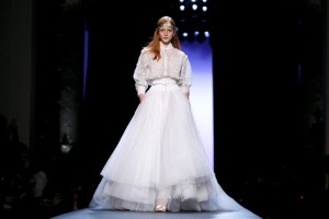 EN PASARELA. Puesto que uno de los objetivos de la alta moda es experimentar y resaltar el trabajo manual de los