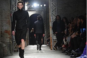 Un modelo presenta una creaci�n de la firma Messagerie durante la 87 edici�n de la feria Pitti Immag