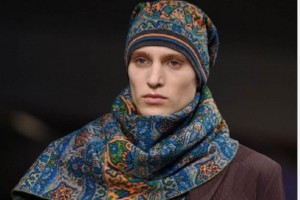 Vaqueros rotos y largas bufandas en Moda de Miln Propuestas para el guardarropa masculino en Miln