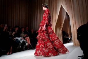 Valentino y Viktor & Rolf muestran su alta costura en Pars Los bordados de inspiracin rusa en tonalidades rojizas fueron numerosos en la primera parte del des