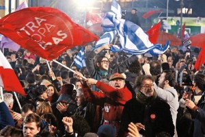 Reunidos en la plaza Klafthmonos, miles de simpatizantes de Syriza celebraban ayer la victoria del p