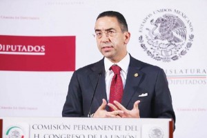 En conferencia, el senador Javier Lozano, del grupo calderonista, acus� al dirigente Gustavo Madero 