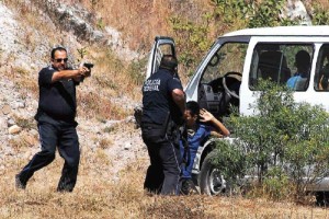 Federales de la Divisin Regional sacaron sus armas cortas y largas con las que apuntaron a los jve