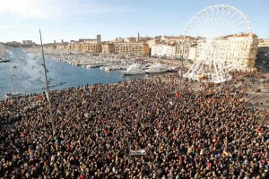 Miles de personas participaron ayer en una manifestacin de solidaridad con las vctimas de los ataq