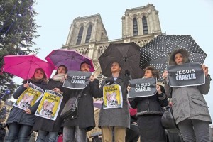 Ciudadanos guardan un minuto de silencio frente a la catedral de Notre Dame, en Pars, en memoria de