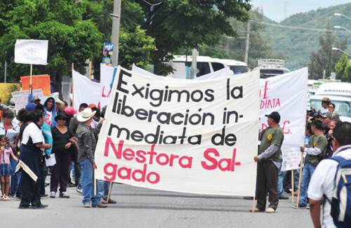  En 2013, polic�as comunitarios de Tixtla y Olinal�, pertenecientes a la Coordinadora Regional de Au