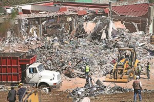 Ahued garantiza empleo a personal de hospital siniestrado