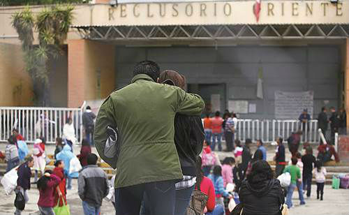 La consignan por meter droga a penal