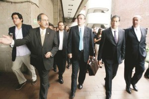 Frenan informe contra Ebrard