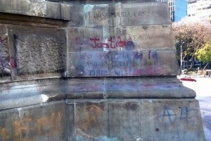 Las consignas que los j�venes hicieron se concentran donde se encuentran inscritos los nombres de va