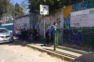 Los bomberos y elementos de Protecci�n Civil orientaron a las maestras para que retiraran a los meno