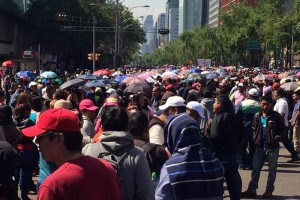 Los docentes bloquean la circulacin en Paseo de la Reforma y Bucareli