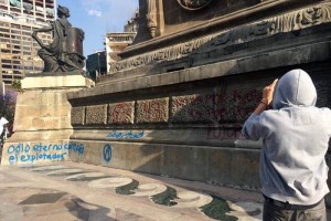 Jvenes encapuchados pintan el ngel de la Independencia Dos sujetos subieron a las estatuillas que se encuentran a los pies del monumento y de igual forma l