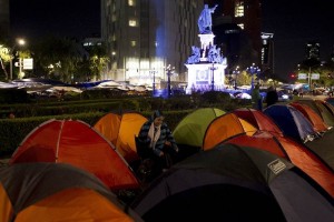 Cae la noche en el plantn sobre Reforma de los maestros de la Seccin 22