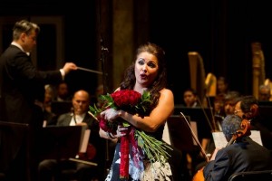 La soprano regres� al escenario en cuatro ocasiones para cantar y dos veces m�s para recibir el apla