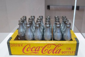 Coca-Cola: entre el arte y los festejos Junto con las obras que sus compatriotas Norman Rockwell y Clive Barker dedicaron a la marca, alguna