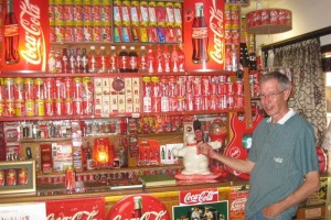 <b>Entrate</b> La casa-museo del "hombre Coca-cola" Botha empez a coleccionar estos objetos en 2002, dos aos despus de su separacin matrimonial.