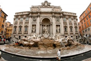 La Fontana de Trevi comienza a ver la luz La Fontana di Trevi, obra maestra de Nicola Salvi realizada entre 1732 y 1762, ha sido vctima del p