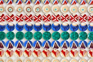 Hatch es conocida por sus instalaciones donde crea una obra de arte completa usando platos que adorn