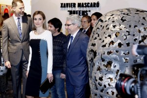Reyes de Espaa recorren pasillos de ARCO Madrid Los reyes de Espaa apreciando la obra del escultor espaol Xavier Mascar