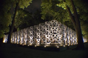 Las partes da�adas de la columna de este monumento son el pedestal, la base cuadrada