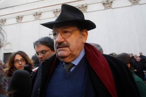 Los escritores, entre ellos Umberto Eco (en la imagen), sealaron que la fusin Mondadori-Rizzoli si