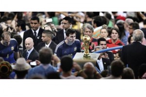 Messi, en foto ganadora del World Press Photo La imagen ganadora, con Messi apreciando la Copa del Mundo, fue obra del fotoperiodista Bao Tailiang