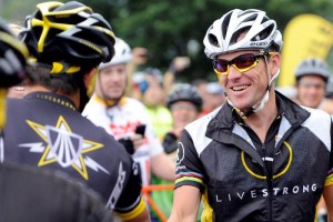 Armstrong participar en carrera de su ex fundacin Lance fund Livestrong, pero dej la presidencia tras destaparse el escndalo de doping.
