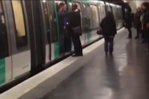 Los aficionados no dejaron subir al metro a un habitante parisino 