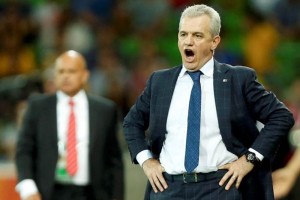 Presidente de la LFP no aboga por destitucin de 'Vasco' Aguirre El ex tcnico de Japn daba instrucciones a sus ex jugadores