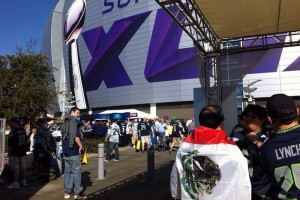 Se calienta el ambiente para el Super Bowl Aficionados esperan entrar al estadio de la Universidad de Phoenix, Arizona