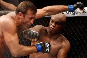 Anderson Silva conecta con su mano izquierda a  Stephan Bonnar 