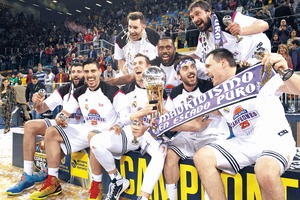 Ay�n levanta la Copa del Rey