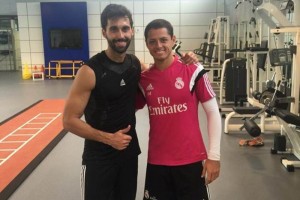 Chicharito y Arbeloa aparecen juntos durante un entrenamiento en el gimnasio