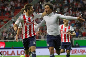 Giovani Hern�ndez celebra el gol de la victoria de Chivas contra Pachuca