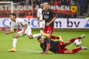 Jes�s 'Tecatito' Corona es tropezado por un rival 