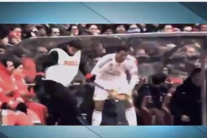 Cristiano Ronaldo golpea con la cadera al recogepelotas