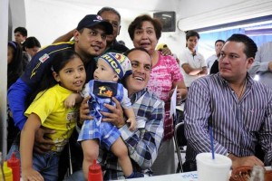 Cuauhtmoc Blanco, durante su visita por la pozolera Lupita