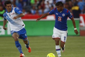 Cruz Azul est tranquilo por la falta de gol: Joao Rojas Joao Rojas trata de conducir el esfrico ante la llegada del defensor del Puebla