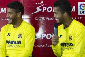 Giovani y Jonathan en una conferencia de prensa