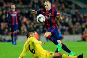 'Jona' se reintegra a los entrenamientos con el Villarreal El medio del Villarreal se barri para tratar de quitarle el baln a Iniesta