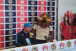 Gustavo Matosas y Agui (mascota del equipo) durante la presentaci�n de su nuevo patrocinador