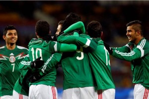 Los jugadores del Tri celebran una anotaci�n en un partido amistoso