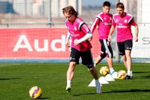 Modric trabaja al parejo de sus compaeros Luka Modrik durante el entrenamiento de este jueves
