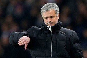 El entrenador del Chelsea, Mourinho, se dijo avergonzado por el comportamiento de algunos seguidores