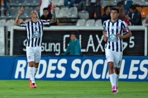 Nahuelpan celebra un gol con Pachuca