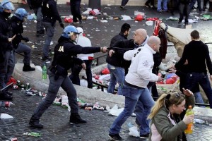 Disturbios de seguidores de Feyenoord en Roma deja 13 heridos La polica italiana trata de controlar a los aficionados holandeses