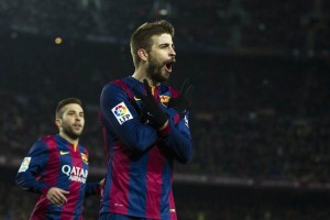 El defensor espa�ol celebra un gol con el cuadro del Barcelona