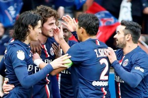 Rabiot celebra con sus compa�eros el primer gol del PSG